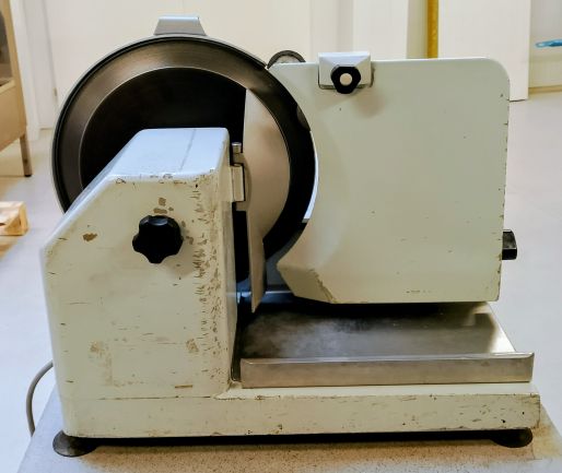 Nářezový stroj NS 301